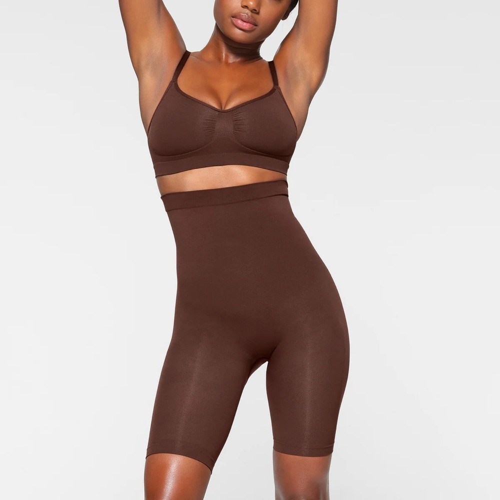 Skims Everyday Sculpt Above The Knee Short Color Cocoa